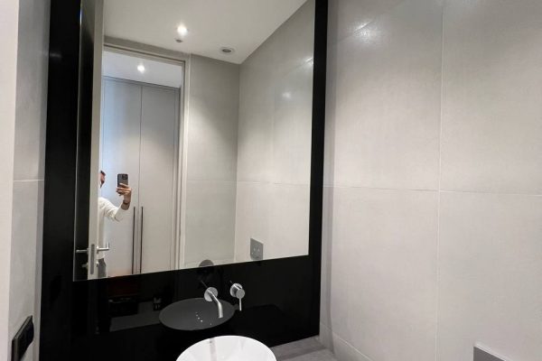 آینه دیواری سرویس بهداشتی با قاب مشکی